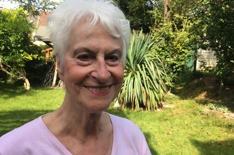 Freia Schierenberg in ihrem Garten