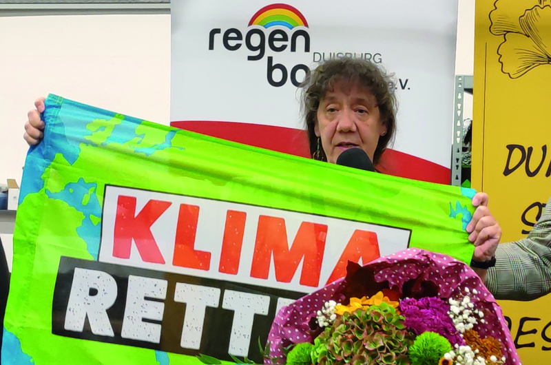 Frau Ciesla mit Banner Klima retten