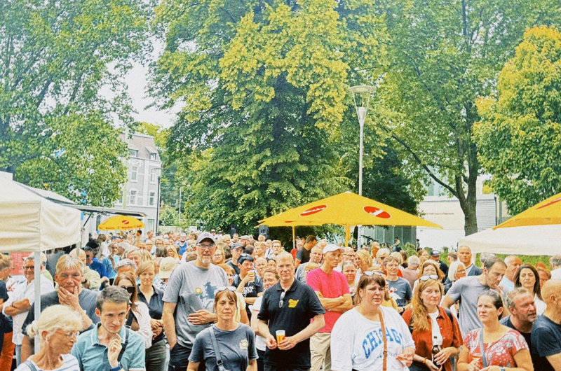 Menschen auf dem Volksfest