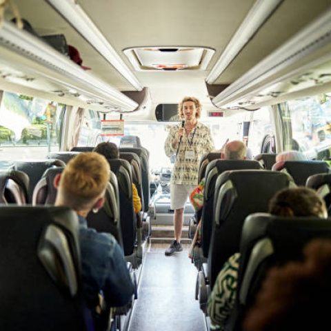 Leute im Bus mit Moderateur