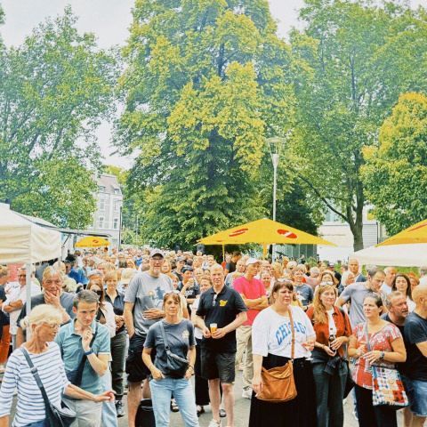 Menschen auf dem Volksfest