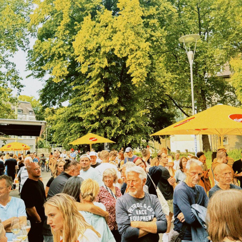 Menschen auf dem Volksfest
