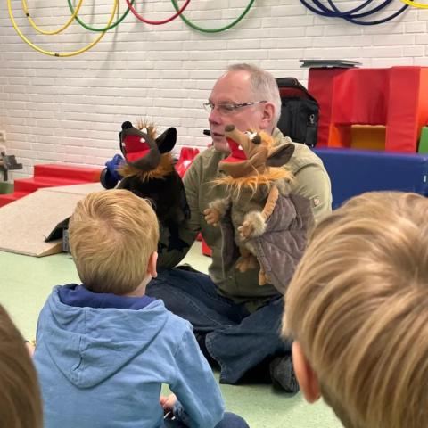 Theaterspieler mit 2 Fledermäusen