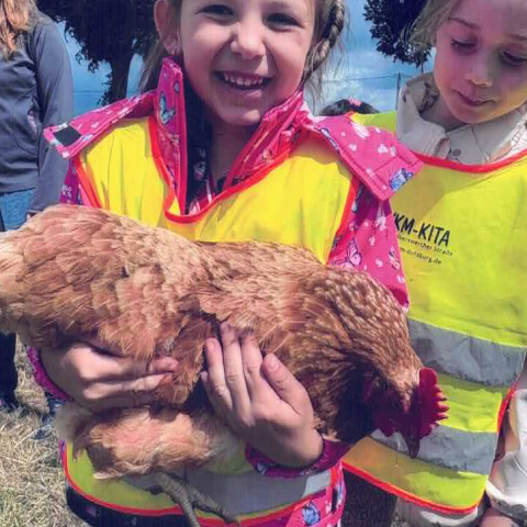 Kind mit Huhn